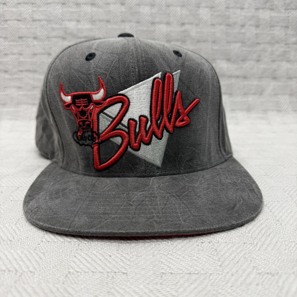 Chicago Bulls Hat Cap Snap Back Mens One Size Gray NBA Basketball Mitchell Ness